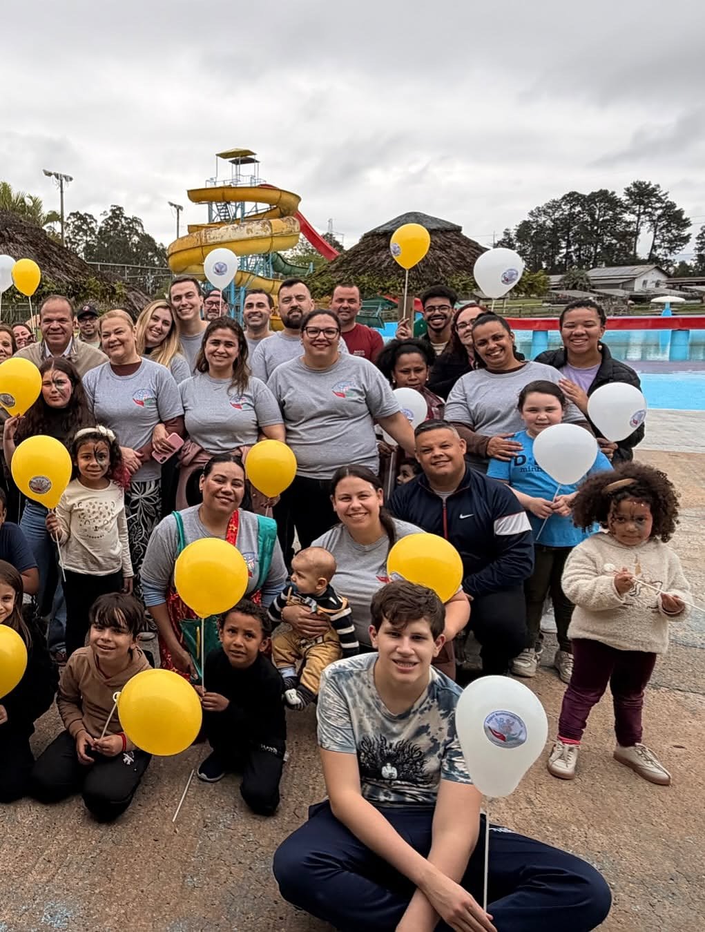 Famílias e voluntários do Projeto Restaurando Vidas