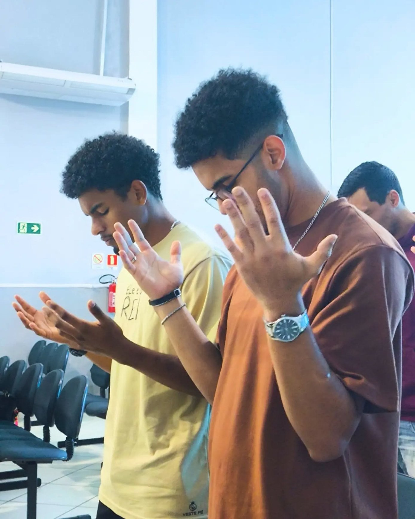 Jovens em oração no culto